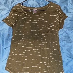 Cute shirt with arrows on it